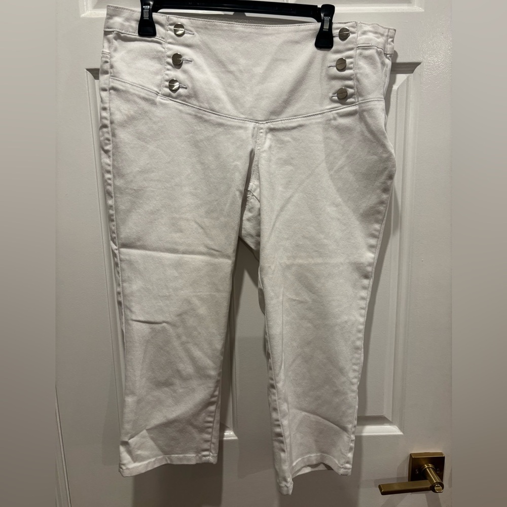 VENUS White Button-Detail Capri Pants